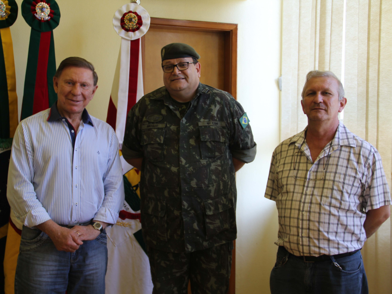 PREFEITO RECEBE VISITA DE DELEGADO DA 5ª DELEGACIA DE SERVIÇO MILITAR